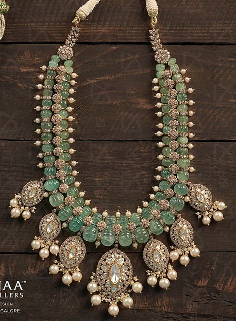 Emerald Uncut Diamond Necklace, Monzonite Jewellery, Polki Sets, Temple Jewelry Necklace, Indian Wedding Jewelry Sets, Gold Pearl Jewelry, Diamond Jewelry Set, Diamond Pendants Designs, Bridal Jewellery Design