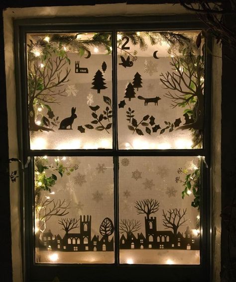 Easy and Inexpensive Christmas Window Decoration Ideas – HomeCrux Fun Christmas Tree Ideas, Christmas Window Display Home, Window Decoration Ideas, Xmas Window Decorations, Diy Christmas Window, Window Display Ideas, Tree Ideas Christmas, Fun Christmas Tree, Christmas Window Decoration