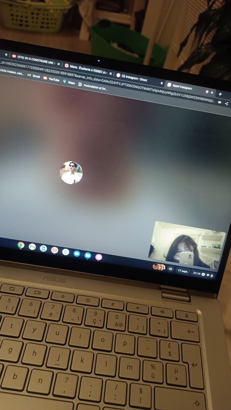 Video Call On Laptop Aesthetic, Video Call Picture Prank, Video Calls Aesthetic, Laptop Video Call Aesthetic, Fake Video Call Boyfriend Laptop, Video Call With Boyfriend Video Call With Boyfriend Screen Picture, Video Calls With Boyfriend, Video Call Snapchat Stories, Instagram Call Screen