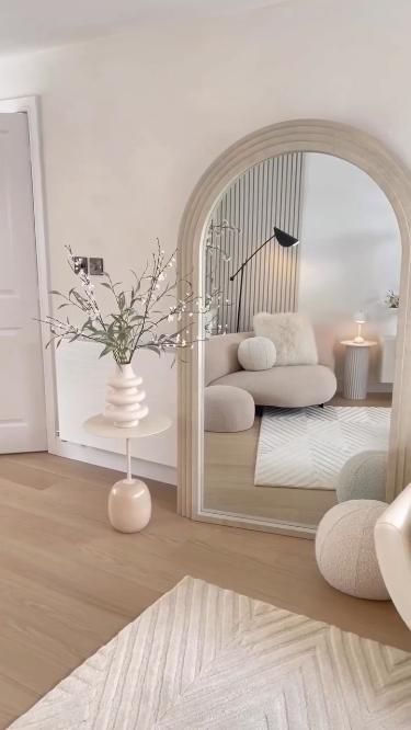 Amazing Minimalist Neutral Living Room Mirror Decor Idea Inspo Cream And White Bedroom, Mirror Decor Living Room, Casa Clean, Deco Champetre, Dekorasi Kamar Tidur, Neutral Living Room, Apartment Decor Inspiration, Living Room Mirrors, Decor Home Living Room