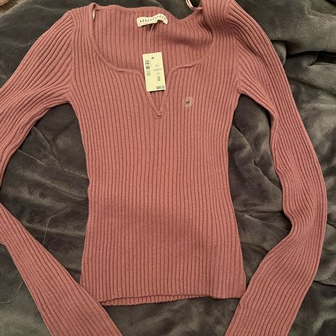 Long Sleeve Ribbed V-Wire Bodycon Top Size Xs 2000 Long Sleeve Top, Aesthetic Long Sleeve Shirts, Early 2000s Tops, Cute Long Sleeve Tops, Feminine Tops, Aeropostale Hoodies, Bodycon Tops, Fire Fits, Long Sleeved Shirt