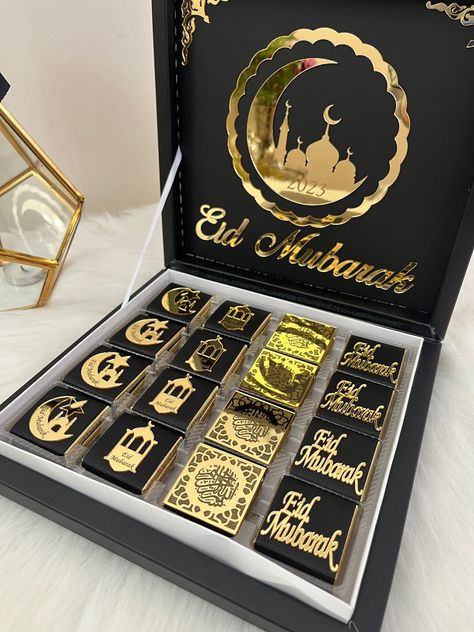 Eid al Adha Chocolate Gift, Engagement Chocolate, Mirror Chocolate Your pictures or names are printed on the chocolates. Each chocolate is custom made to name. We realize that your time is valuable, please make sure you provide correct order information please contact. You can also get information about your order process by sending us a message. ✔ About the Product - Chocolate milk - Gold or Silver Pexi Mirror chocolate size Weight: 7 grams (0.21 ounces)  Width: 4 cm (''1.58'' inch)  Length: 4cm(''1.58'' inch) Storage Time: 10-11 months How do you complete your order? 1- Please select quantity 2- Fill in the Personalization box with your information (Names and Date) - Transport Your orders will be delivered to you within 3-8 working days after they are shipped. We ship by FedEx Express / Ramadan Chocolate, Customized Chocolate, Engagement Chocolate, Custom Wedding Candles, Luxury Wedding Gifts, Muslim Holidays, Muslim Eid, Mubarak Ramadan, Chocolate Favors