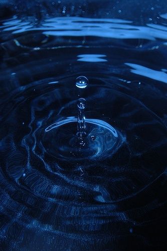 blue . water droplet ✿ Zoom Wallpaper, Photo Bleu, Blue Aesthetic Dark, Ravenclaw Aesthetic, Dark Blue Wallpaper, Azul Indigo, Everything Is Blue, Water Aesthetic, Trik Fotografi