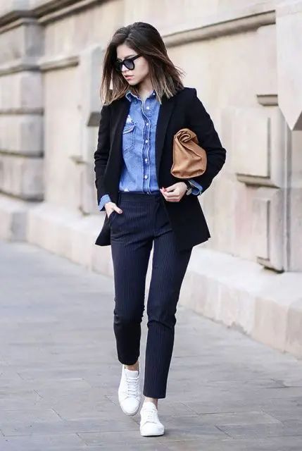 With denim shirt and white sneakers Sneakers Outfit Work, Womens Fashion Casual College, Womens Fashion Casual Chic, Outfit Work, Wear To Work Dress, Blazer Outfit, Outfit Trends, Black Women Fashion, Trendy Sneakers