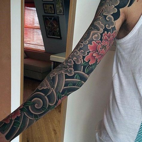 Cloud Flower Male Traditional Japanese Full Sleeve Tattoo Designs Japanese Cloud Tattoo, Tattoo Avant Bras, Cloud Tattoos, Cloud Tattoo Design, Bodysuit Tattoos, Tattoo Sleeve Filler, Tattoo Background, Full Sleeve Tattoo Design, Traditional Tattoo Sleeve