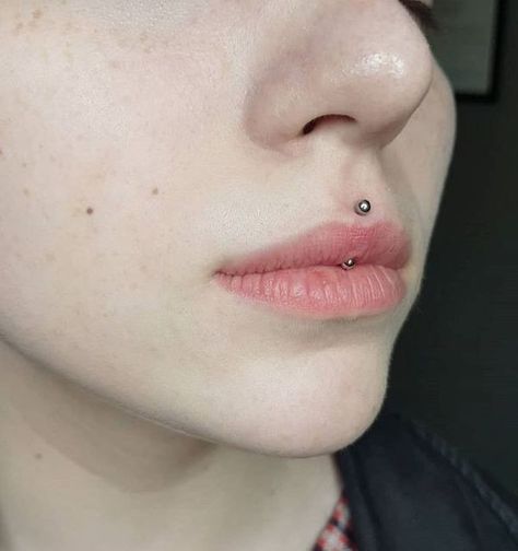 Vertical Medusa Piercing, Jestrum Piercing Lips, Dainty Vertical Labret, Vertical Philtrum Piercing, Madusa Piercing, Side Lip Piercing, Piercing Mouth, Jestrum Piercing, Piercing Medusa