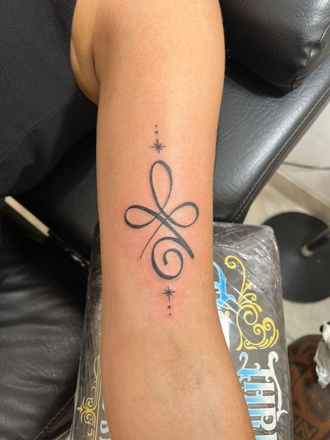 Friendship Symbol Tattoos, Small Feather Tattoo, Lotusblume Tattoo, Infinity Tattoo Designs, Finger Tattoo For Women, Hand And Finger Tattoos, Tasteful Tattoos, Infinity Tattoos, Dope Tattoos For Women