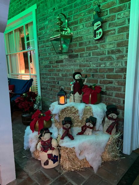 Bale Of Hay Christmas Decoration, Straw Bale Christmas Decor, Christmas Decorations With Hay Bales, Hay Bales Christmas Decor, Square Hay Bale Christmas Decor, Barn Decorated For Christmas, Christmas Decor With Hay Bales, Christmas Hay Bales Decoration, Hay Bale Christmas Decor