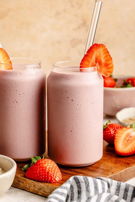 Strawberry Protein Shake Protein Shakes Aesthetic, Fitness Era, Strawberry Protein Shake, Strawberry Protein Smoothie, Chocolate Strawberry Smoothie, Yogurt Bark Recipe, Protein Ideas, Chocolate Dipped Fruit, Strawberry Protein