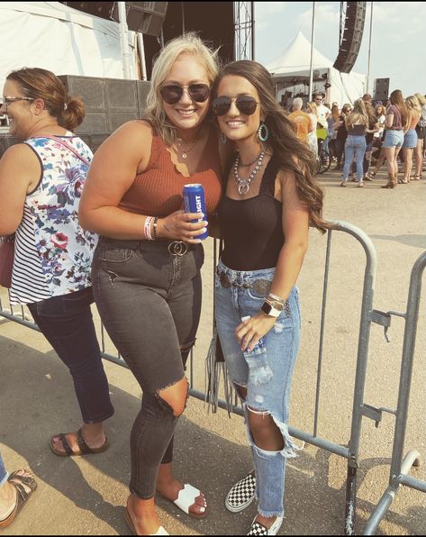 Country Concert Outfit Jeans Casual, Basic Country Concert Outfit, Last Minute Country Concert Outfit, Outdoor Rap Concert Outfit, Outdoor Country Music Concert Outfit, Cou Try Concert Outfits Summer, Gavin Degraw Concert Outfit, Jo Dee Messina Concert Outfit, Rock Concert Outfit Ideas Summer Plus Size