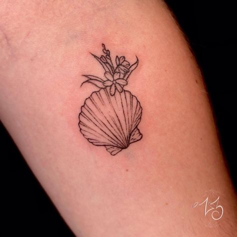 Small & delicate fine line seashell! Books for September - November are open for Noelle! Resident Tattoo Artist - Noelle Turner @noelleturnerink Located @zx3artistry in Cocoa Beach, Florida Tattoo made with supplies by @dead_raven_tattoo_supply @painfulpleasures @allegoryink @inkjetstencils @bishoprotary #zx3ink #zx3artistry #zx3 #cocoabeachtattoo #booksopen #floridatattooartist #cocoabeachfinelinetattoo #seashelltattoo #smalltattooideas Pecan Pie Tattoo, Pie Tattoo, Books For September, Florida Tattoo, Florida Tattoos, Seashell Tattoos, Cocoa Beach Florida, Beach Tattoo, Raven Tattoo