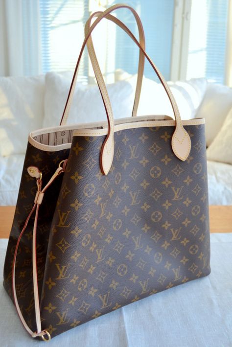 LV Neverfull PM, WHOLESALE replica designer handbags from China, #CheapGucciHub, #Cheap, #Discount Mochila Louis Vuitton, Tas Vintage, Sac Louis Vuitton, Louie Vuitton, Rich Clothes, Lv Neverfull, Cheap Michael Kors, Louis Vuitton Handbag, Nike Nfl