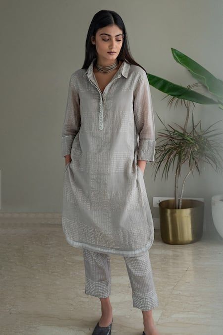 Front Pocket Embroidery Designs, Embroidery On Grey Fabric, Collar Suits Women Indian, Grey Kurta Women, Band Neck Designs For Kurtis, Latest Neck Designs For Kurtis Neckline, Grey Kurti Designs, Shirt Kurta Woman, Modern Kurta Designs Women