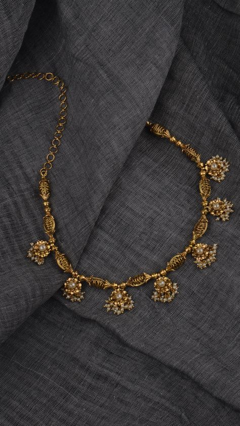 Choker Necklace Designs, Perhiasan India, Modern Gold Jewelry, Gold Jewelry Simple Necklace, Handmade Gold Jewellery, Jewelry Set Design, Gold Necklace Indian Bridal Jewelry, Antique Bridal Jewelry, Indian Jewellery Design Earrings