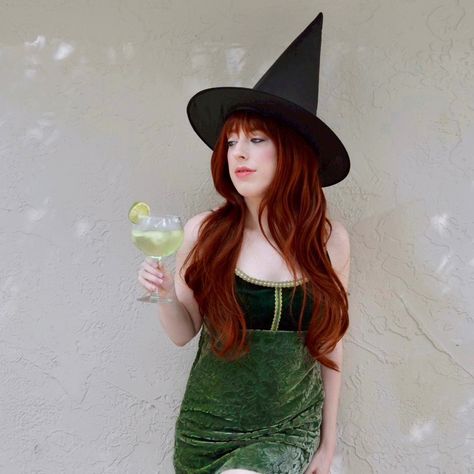 A woman wearing a green velvet dress with a layered red wig and black witch hat holds a margarita to represent the character Gillian Owens from the movie Practical Magic Practical Magic Halloween Costume, Gillian Practical Magic, Practical Magic Costume, Magic Halloween Costume, Practical Magic Halloween, Gillian Owens, Halloween Dress Up Ideas, Fall Harvest Party, Harvest Party