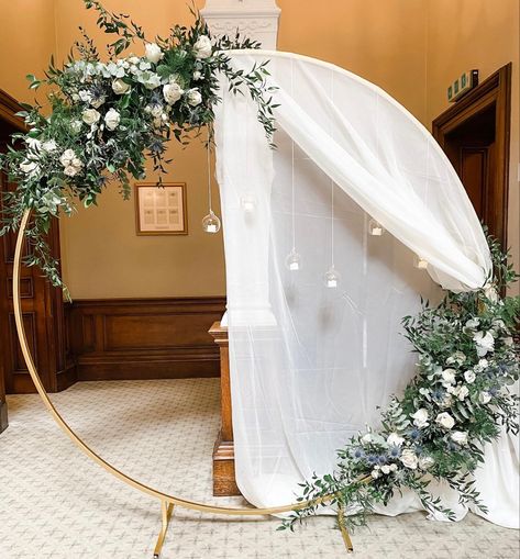 Circular Wedding Arch Lights, Metal Circle Arch Wedding, Flower Circle Backdrop, Wedding Arch Half Circle, Round Flower Backdrop, Gold Circle Arch With Flowers, Round Balloon Arch With Drapes, Round Wedding Arch Ideas Diy, White And Green Flower Arch