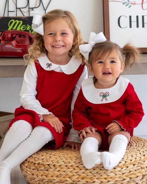 Santa Pictures With Kids Outfits, Sibling Christmas Outfits, Christmas Outfit Kids, Matching Sister Outfits, Kids Christmas Outfits, Matching Sisters, Christmas Pics, Santa Pictures, Santa Outfit