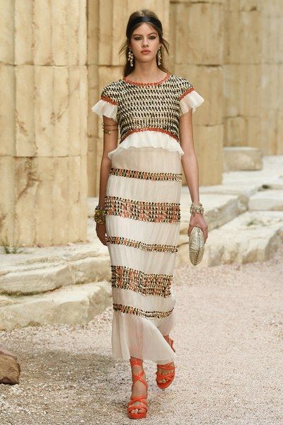 View the complete Resort 2018 collection from Chanel. Moda Chanel, Chanel Resort, Mode Chanel, Chanel Cruise, Chanel Designer, Chanel Spring, Chanel Fashion, Resort Collection, British Vogue