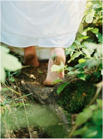 Barefeet in the forest... #nature #garden #dirt #natural #fairytale #wanderlust #gardening #earth #photography #aesthetic The Garden Of Words, Drømme Liv, Lev Livet, Skai Jackson, Siluete Umane, Foto Inspiration, Slow Living, Laura Lee, The Grass