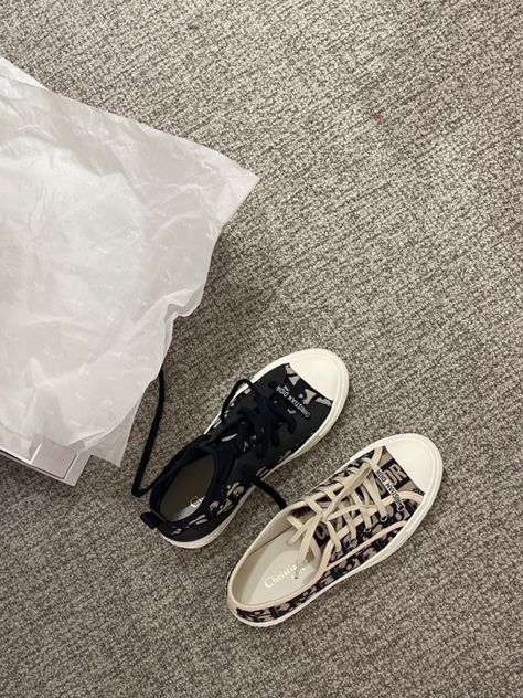 Dior диор обувь мода стиль Walk'n'dior Sneaker Outfit, Walk N Dior Sneakers Outfit, Dior Shoes Aesthetic, Dior Sneakers Outfit, Walk N Dior Sneakers, Aesthetic Dubai, Dior Outfit, Shoping Bag, Shoes Aesthetic