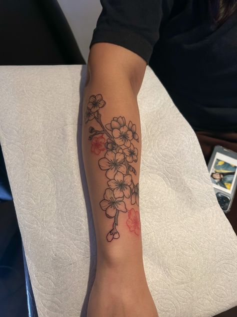 Earthy Tattoos, Koi Tattoo Design, Flower Tattoo Ideas, Cute Hand Tattoos, Ikan Koi, More Tattoo, Tattoos For Black Skin, Pretty Tattoos For Women, Dope Tattoos For Women