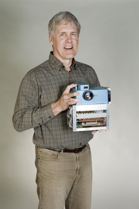 Former Kodak engineer Steve Sasson invented the digital camera 40 years ago. Unintended Consequences, Kodak Moment, Camera Nikon, Vintage Cameras, The Good Old Days, Large Prints, 40 Years, Digital Camera, And Now