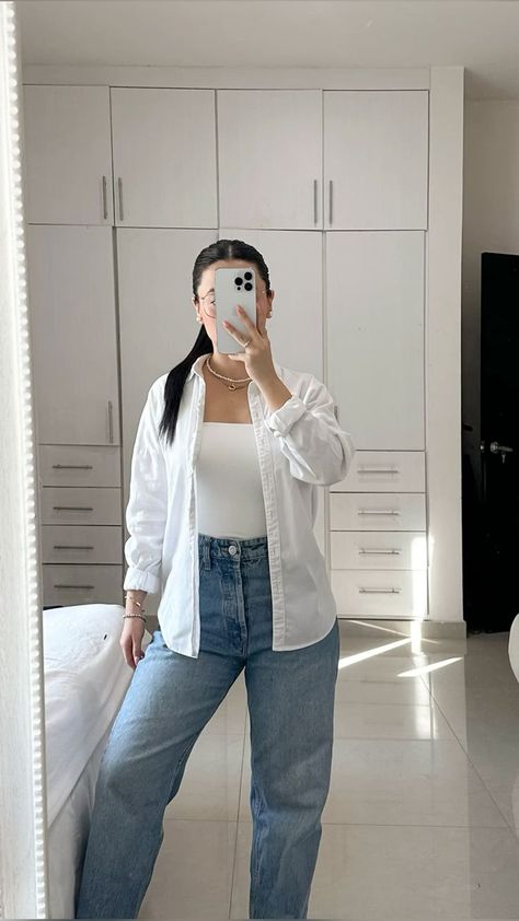 Outfit Ideas With White Jeans, White Shirt Outfit Women, White Shirt Outfit, White Jeans Outfit, Casual College Outfits, Uni Outfits, Outfit Mujer, Business Casual Outfits For Work, Everyday Fashion Outfits