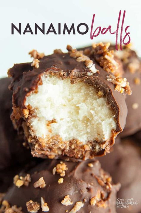 You have to make these nanaimo balls! This no bake Christmas dessert recipe is a twist on a Canadian classic. Bite sized nanaimo balls that set in the freezer are a new holiday classic and a delicious Christmas baking ideas. They're easy and fun for kids. #christmasbaking #nobakedesserts #nanaimobars Canadian Dessert Recipes, Lunch Treats, Balls Dessert, Canadian Dessert, Foodgawker Recipes, Nanaimo Bars, Christmas Baking Recipes, Christmas Candy Recipes, Christmas Food Desserts