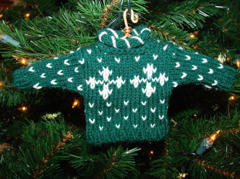 mini christmas sweater Miniature Sweaters Free Knitting, Christmas Knits, Christmas Sweater Pattern, Sweater Ornaments, Knit Christmas Ornaments, Mountain Christmas, Knitting Christmas, Miniature Knitting, Star Ornaments