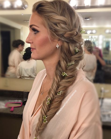 Bridesmaid fishtail braid. Bridesmaids hair. Updo. Hairstyles. Wedding hair Hairstyles With Fishtail Braid, Fishtail Wedding Hair, Hair Fishtail Braid, Braid Prom Hairstyles, Braid Prom, Bridesmaid Hair Braid, Fish Tail Side Braid, Bridemaids Hairstyles, Fishtail Hairstyles