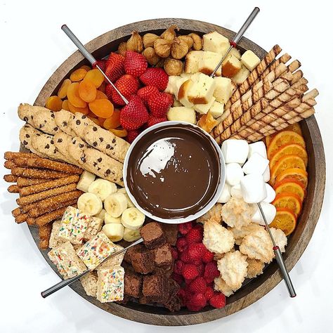 Maegan Brown on Instagram: “This week’s Beautiful Boards cookbook pre-order GIVEAWAY is such a great one and will get you all set to create this amazing FONDUE BOARD…” Chocolate Fondue Bar, Fondue Board, Charcuterie Lunch, Dessert Platters, Dessert Fondue, Bonfire Birthday, Fondue Dinner, Fondue Night, Board Night