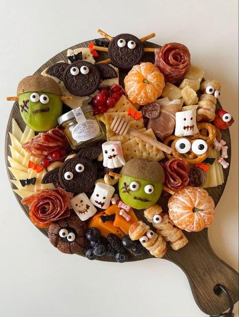 Halloween Fruit Platter, Snack Halloween, Halloween Mat, Halloween Platter, Halloween Mats, Halloween Sleepover, Halloween Charcuterie, Recetas Halloween, Halloween Buffet