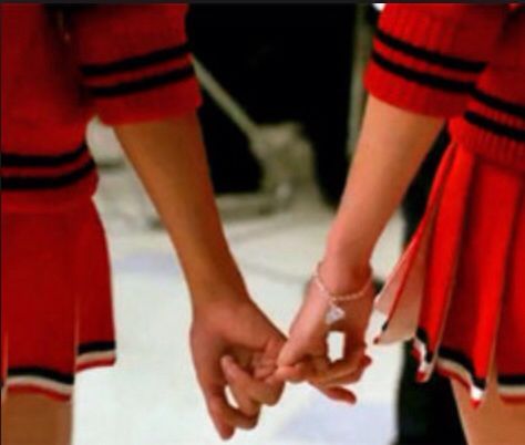 Their pinkies are ever so important Santana Lopez And Brittany Pierce, Brittana Aesthetic, Santana Lopez Aesthetic, All Cheerleaders Die, Glee Santana And Brittany, Brittany And Santana, Kunstjournal Inspiration, The Princess Diaries, Santana Lopez