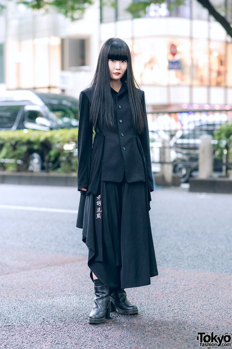 Yohji Yamamoto Minimalist Monochrome Street Style in Tokyo w/ Draped Jacket, Asymmetrical Skirt & Dr. Martens Yohji Yamamoto Street Style, Japanese Minimalist Fashion, Japanese Student, Draped Jacket, Minimalist Monochrome, Japanese Street Wear, Japanese Fashion Designers, Minimalist Street Style, Japan Fashion Street