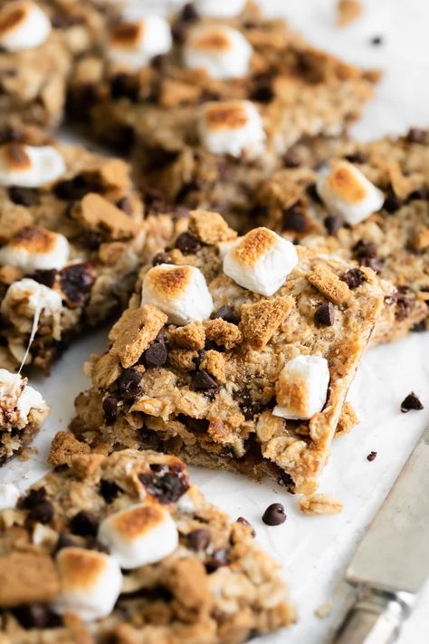 Chewy S'mores Granola Bars (Easy Baked Granola Bar) Easy Granola Bars, Healthy Granola Bars, Baked Granola, Granola Recipe Bars, Chewy Granola, Homemade Granola Bars, Kid Friendly Snack, Real Food Dietitians, Granola Bar