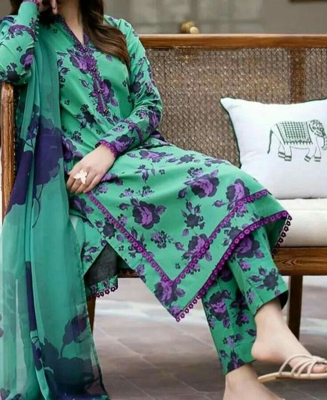 Decent dress design Lace Designs On Suits, Dress Design Pakistani, Daman Design, Lawn Designs, Simple Suit, Simple Dress Casual, Simple Clothes, Eastern Dresses, Lace Suit