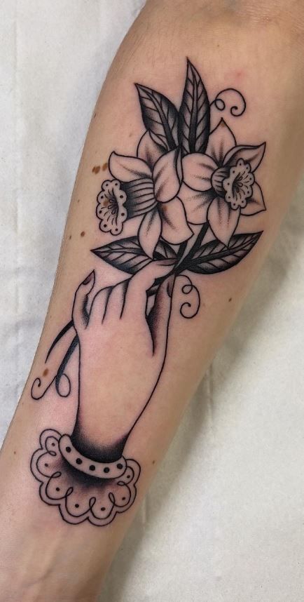 Traditional Narcissus Flower Tattoo, Traditional Style Daffodil Tattoo, Old Fashion Flower Tattoo, Neotraditional Daffodil Tattoo, Black Daffodil Tattoo, Traditional Iris Flower Tattoo, American Traditional Daffodil Tattoo, Daffodil Tattoo Black And White, Lilly Tattoo Traditional