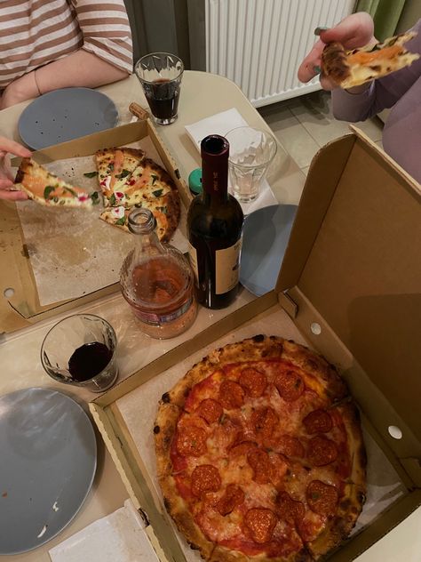 #girlsnightout #sleepover #girls #pizza #wine #girlpower #pizzanight Europe Lifestyle, Ashley Poston, Gilmore Aesthetic, Picnic Date Food, Wine And Pizza, Thirty Flirty And Thriving, Pizza Girls, Girl Sleepover, Broken Bow