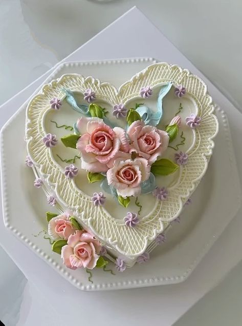 Easy Simple Cake, My Berry First Birthday, Simple Cake Decoration, Deco Cupcake, Cake Decoration Ideas, Heart Shaped Cake, Vintage Birthday Cakes, Berry First Birthday, Buttercream Cake Decorating