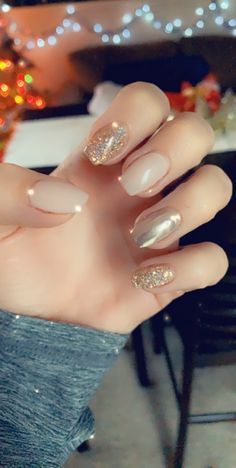 Gel Nails New Years Eve, Dip Nail Ideas Nye, New Years Eve Toe Nails Ideas, New Years Shellac Nails, Cute Short New Years Nails, Gel Nails New Years Ideas, New Year’s Eve Dip Nail Ideas, Festive New Years Nails, Nails Acrylic For New Years