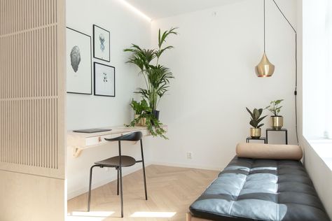 Muji Home Japanese Apartment, Norwegian Apartment, Japanese Room Bedrooms, Japanese Scandinavian Interior, Japanese Apartment Interior, Bedroom Wall Lighting, Storage Ceiling, Interior Design Japanese, Scandinavian Interior Bedroom