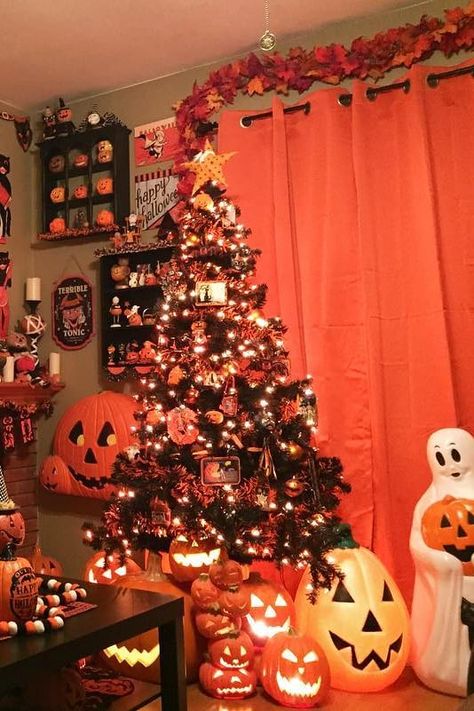 Halloween Christmas Trees Are a Thing Now, and They’re Really Cool and Creepy Halloween Christmas Tree, Casa Halloween, Creepy Halloween Decorations, Halloween Tree, Halloween Tattoo, Halloween Trees, Halloween Decorations Indoor, Halloween 2020, Creepy Halloween