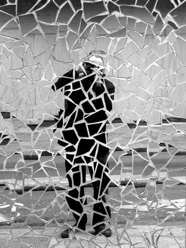 Cracked photography/self portrait Distortion Photography, Reflection Art, Broken Mirror, Mixed Media Photography, Art Appliqué, Self Portrait Photography, Gcse Art, Broken Glass, A Level Art