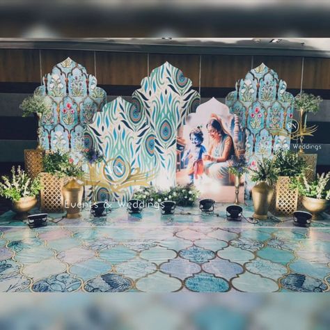 Krishna Theme Stage Decoration, Krishna Backdrop Decoration, Krishna Theme Ganpati Decoration, Radha Krishna Wedding Decor, Baby Shower Krishna Theme, Mayra Decoration, Krishna Decoration Ideas At Home, Traditional Indian Baby Shower Decorations, Seemantha Decoration