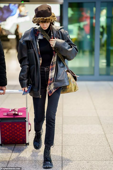 On her way: Bella kept her head down as she made her way through the terminal, with a memb... Bella Hadid Street Style, Celebrity Airport Style, Costume Noir, Bella Hadid Outfits, Heathrow Airport, Bella Hadid Style, Hadid Style, Heathrow, Winter Fits