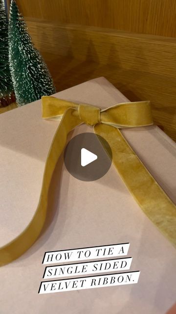 Janis Snell on Instagram: "I finally figured out the key to making the perfect bow with a single sided ribbon! 🎀 ✨🎄" Make Ribbon Bow Simple, Making Ribbon Bows Tutorials, How To Make A Bow Tutorial, How To Fold A Bow With Ribbon, How To Bows With Ribbon, How To Create A Bow With Ribbon, Making Velvet Bows, Bows Diy Ribbon Step By Step Videos, How To Tie Cute Bows With Ribbon