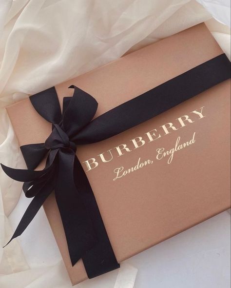 Luxury Packaging For Clothes, Luxury Packaging Clothing, White And Gold Packaging, Luxury Gifts Aesthetic, Gucci Packaging, Amazing Packaging, Money Hungry, Luxury Brand Packaging, Luxury Paper Bag