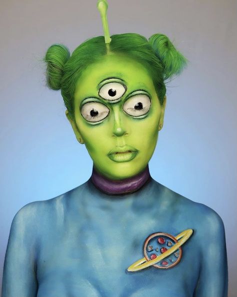 Toy Story Alien Face Paint, Alien Costumes Women, Toy Story Alien Makeup, Halloween Makeup Scary Doll, Halloween Costumes Pretty, Alien Face Paint, Alien Make-up, Alien Halloween Makeup, Halloween Backgrounds Wallpapers