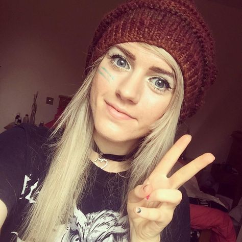 Marina Joyce, Pretty Face, Youtubers, Influencer, Knitted Hats, Crochet Hats, Celebrities, Memes, Clothes