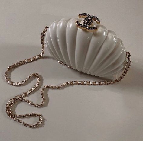 𓃭 on Twitter: "Chanel shell bag… " Fendi Boots, Chanel Aesthetic, Luxury Bags Collection, Shell Bag, Dior Makeup, Luxury Purses, Old Money Aesthetic, Old Money, Fashion Lover